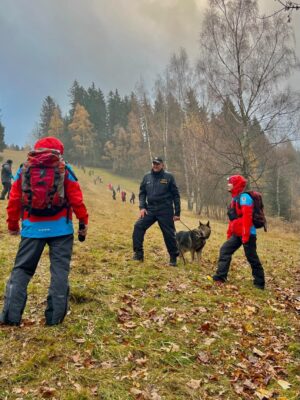 Veronika Khek Kubařová Instagram - 🏔️
Už dlouho mi na žádný film nepřišlo tolik milých reakcí. Děkuju, že mi píšete, těší mě to! 
Děkujeme, že chodíte! 
#nahorach
@donartfilm
