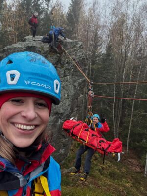 Veronika Khek Kubařová Instagram - 🏔️
Už dlouho mi na žádný film nepřišlo tolik milých reakcí. Děkuju, že mi píšete, těší mě to! 
Děkujeme, že chodíte! 
#nahorach
@donartfilm