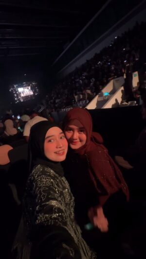 Veve Zulfikar Instagram - ŁŲ§ Ų·ŲØŲ·ŲØ @nancyajram šš»
ā¼ļø mau kasih tau yang belom mengerti & memahami, TIDAK SEMUA LAGU YANG BERBAHASA ARAB ITU SHOLAWAT, kita bisa tau lagu ini mengandung Sholawat atau tidaknya itu bisa dilihat dari syair/liriknya, adakah kalimat " Ų§ŁŁŁŁ
ŲµŁ Ų¹ŁŁ Ų³ŁŲÆŁŲ§ Ł
ŲŁ
ŲÆ / ŲµŁŁ Ų§ŁŁŁ Ų¹ŁŁ Ł
ŲŁ
ŲÆ " ā¼ļø
btw,
yang nonton disini rata2 bukan fomo, 90% pasti fans lama ya dan memahami arti lagu-lagunya, apalagi Nancy Ajram ini penyanyi arab legendaris, dari jaman veve belom lahir beliau udah berkarya, veve ngefans dari saat masih kecil š¤š» veve suka lagunya juga suka tekhnik vocalnya, tapi tidak menganut Aqidahnya maupun pakaiannya.
yang tidak suka mendengarkan musik / anti musik / tidak suka lihat konser, cukup diam & skip kalau memang tidak berkenan, maaf kalau semua konten ini mengganggu kalian.
jangan merasa paling pintar, paling cerdas, paling sempurna menjadi manusia dan akhirnya membodohkan, mencibir orang lain yang kamu sendiri ga benar benar tau pribadi orang tsb.
maaf aku cuma manusia biasa,
kita semua sama sama manusia biasa, guys ekspektasimu juga jangan terlalu tinggi terhadap siapapun, just for having fun aja gausa kaku kaku, ambil baiknya dan buang buruknya šš»