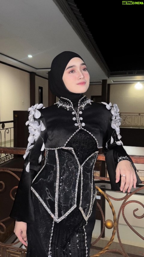 Veve Zulfikar - 3 Likes - MasyaAllah Tabarakallah
it is an honor for me to be at this International event 2k25
thanks for having me @kemenag_ri @pendidikanpesantren @mqk.official ♡ 

my beautiful black gown by @mawaddatulhaq @by.maw ready for rent 🖤
