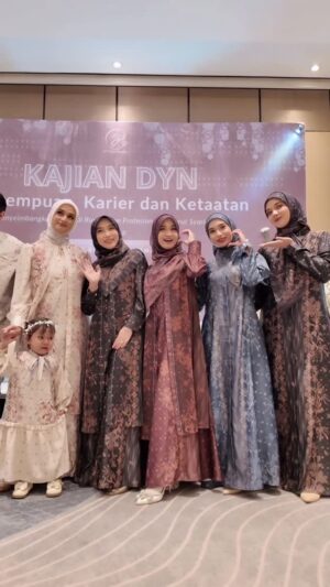 Veve Zulfikar Instagram - u know ..
butterflies canāt see the colour of their wings, but us as humans can see how beautiful they are
likewise,
u might not think that ur good enough but others can see how special and amazing amazing u are
⨠Veve Zulfikar wearing Asmita Dress
āØļø Eid Fitr Collection 2k26 by @dyn_clothingline @dyanaafz
Indonesian Culture Series ā Yogyakarta, Kiranty Family Set ā
