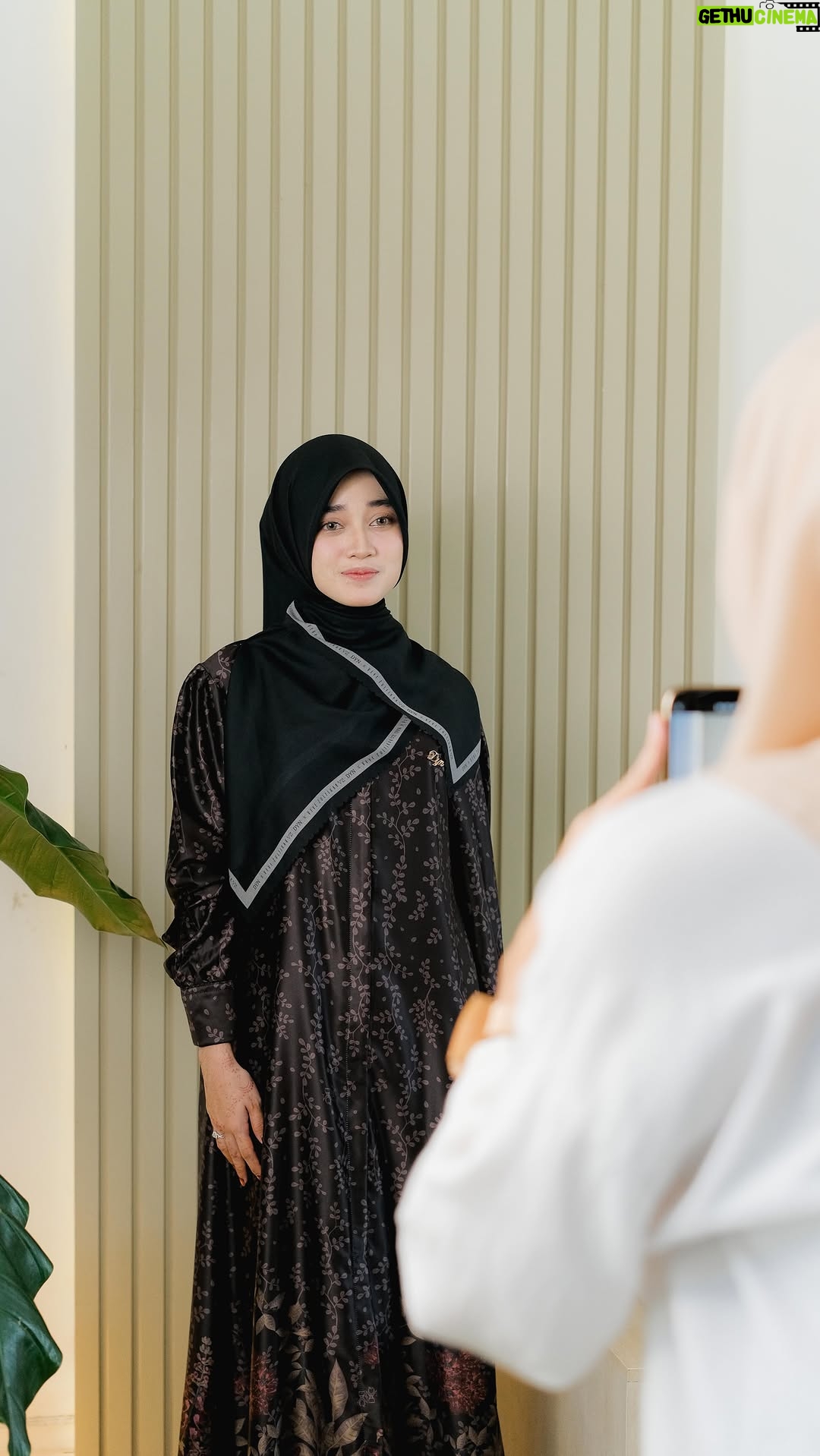 Veve Zulfikar - 5K Likes - Behind The Scenes DYN X Veve Zulfikar Collaboration ✨yang pengen tau alasan kolaborasi ini bisa terjadi tonton videonya sampai akhir ya🥰

Pasti Dyn ladies makin ga sabar kan pengen cepet cepet checkout Zena Scarf ini😆 

Coba tebak yuk!! Zena Scarf  bakal launching berapa warna? Komen dibawah ya👇🏻 siapa tau kamu beruntung buat dapetin ZENA SCARF GRATIS dari minsay😍