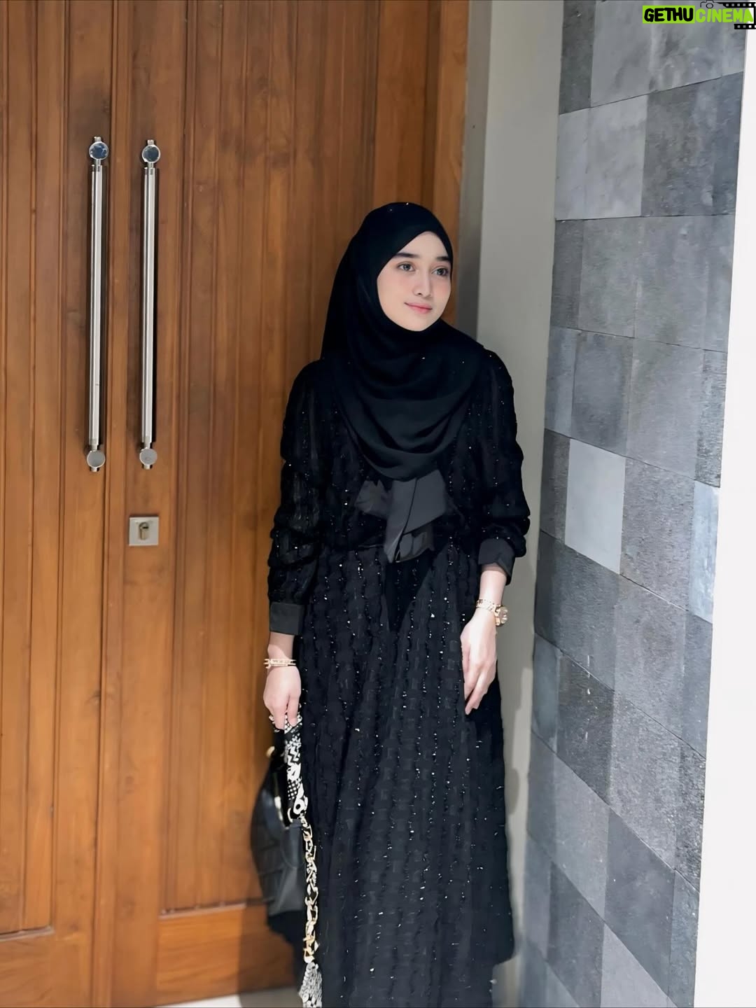 Veve Zulfikar - 3 Likes - segala sesuatu yang datang karena Allah, akan pergi dan hilang karena Allah.

dan setelahnya, ini yang harus digaris bawahi:
tidak mungkin Allah mengambil sesuatu darimu, tanpa digantikan dengan yang lebih baik

ketika kita bertemu dengan orang yang tepat, merasa cukup & bersyukur memiliki diri kita is another level of happiness.

mengenai perasaan & pasangan, yang perlu di ingat adalah jangan pernah berani membangun komitmen ketika kamu belum benar" merasa mampu melakukannya, karena komitmen berjalan bersama / beriringan dengan yang namanya setia dan kejujuran.

3 point ini mahal harganya, jadi hanya bisa dilakukan oleh orang yang mahal hatinya, bukan untuk orang yang memiliki hati murahan.

terkadang ketika Allah mempertemukan kita dengan " seseorang ", pasti karena adanya suatu alasan, entah alasan & pesan apa yang akan kita dapatkan.

dan walaupun ujungnya tak dapat bersatu, setidaknya dengan perpisahan kita bisa belajar ikhlas, belajar arti menghargai kehadiran dan perasaan orang lain

📝Veve Zulfikar - November 2022