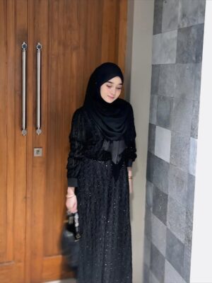 Veve Zulfikar Instagram - segala sesuatu yang datang karena Allah, akan pergi dan hilang karena Allah.
dan setelahnya, ini yang harus digaris bawahi:
tidak mungkin Allah mengambil sesuatu darimu, tanpa digantikan dengan yang lebih baik
ketika kita bertemu dengan orang yang tepat, merasa cukup & bersyukur memiliki diri kita is another level of happiness.
mengenai perasaan & pasangan, yang perlu di ingat adalah jangan pernah berani membangun komitmen ketika kamu belum benar" merasa mampu melakukannya, karena komitmen berjalan bersama / beriringan dengan yang namanya setia dan kejujuran.
3 point ini mahal harganya, jadi hanya bisa dilakukan oleh orang yang mahal hatinya, bukan untuk orang yang memiliki hati murahan.
terkadang ketika Allah mempertemukan kita dengan " seseorang ", pasti karena adanya suatu alasan, entah alasan & pesan apa yang akan kita dapatkan.
dan walaupun ujungnya tak dapat bersatu, setidaknya dengan perpisahan kita bisa belajar ikhlas, belajar arti menghargai kehadiran dan perasaan orang lain
šVeve Zulfikar - November 2022