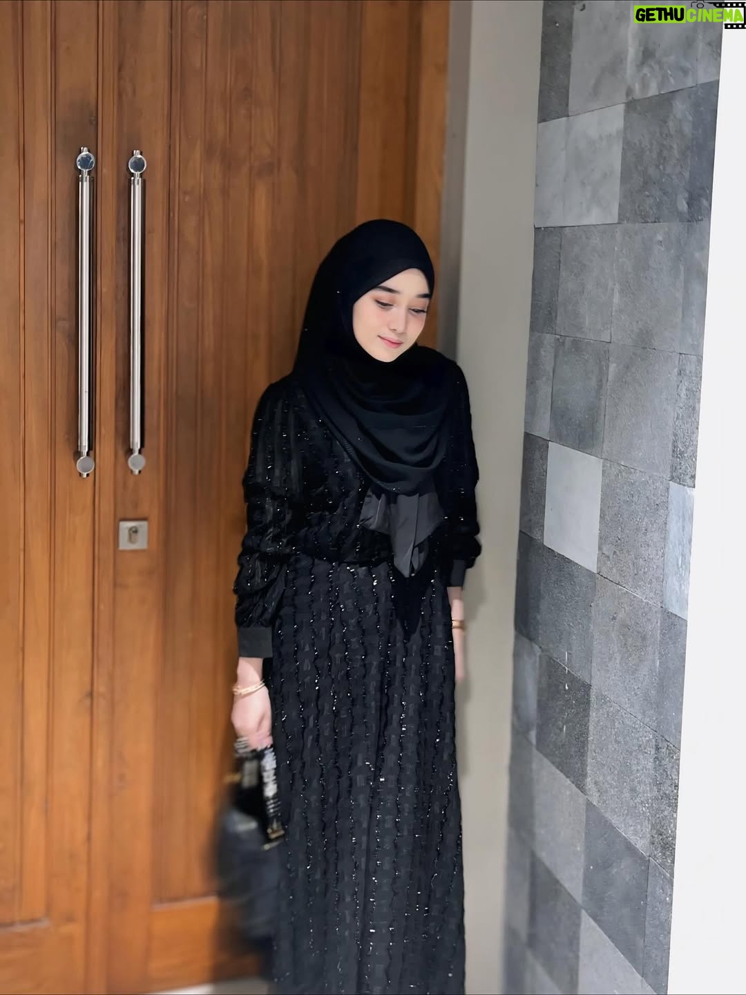 Veve Zulfikar - 3 Likes - segala sesuatu yang datang karena Allah, akan pergi dan hilang karena Allah.

dan setelahnya, ini yang harus digaris bawahi:
tidak mungkin Allah mengambil sesuatu darimu, tanpa digantikan dengan yang lebih baik

ketika kita bertemu dengan orang yang tepat, merasa cukup & bersyukur memiliki diri kita is another level of happiness.

mengenai perasaan & pasangan, yang perlu di ingat adalah jangan pernah berani membangun komitmen ketika kamu belum benar" merasa mampu melakukannya, karena komitmen berjalan bersama / beriringan dengan yang namanya setia dan kejujuran.

3 point ini mahal harganya, jadi hanya bisa dilakukan oleh orang yang mahal hatinya, bukan untuk orang yang memiliki hati murahan.

terkadang ketika Allah mempertemukan kita dengan " seseorang ", pasti karena adanya suatu alasan, entah alasan & pesan apa yang akan kita dapatkan.

dan walaupun ujungnya tak dapat bersatu, setidaknya dengan perpisahan kita bisa belajar ikhlas, belajar arti menghargai kehadiran dan perasaan orang lain

📝Veve Zulfikar - November 2022
