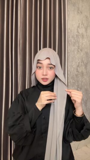 Veve Zulfikar Instagram - Tonton sampai selesai
btw, ehm beda style berasa beda orang š« šš
Lubna Pashmina n Ameena Inner tencel by @veryalsstudio š
