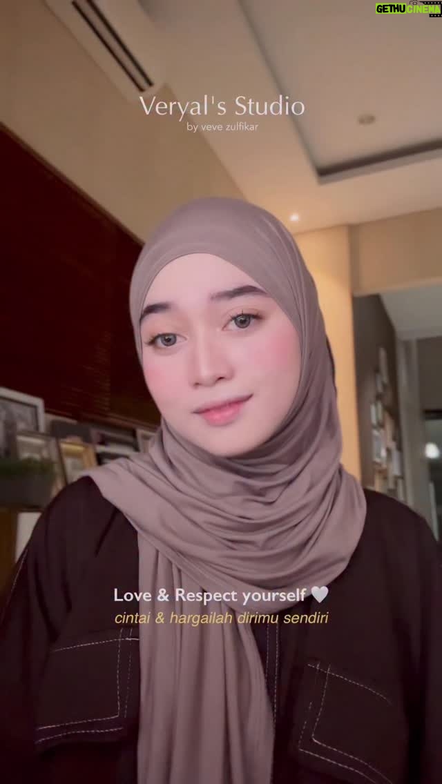 Veve Zulfikar - 3 Likes - life is simple n full of happiness if we are being ourselves 🤍

Lubna Pashmina Moccacino by @veryalsstudio