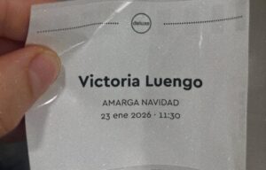 Victoria Luengo Instagram - Siempre me parece difĆcil verse por primera vez en una pelĆcula. La experiencia de romper con mi recuerdo de lo vivido y verlo representado en una pantalla siempre me hace sentir una especie de duelo por lo que nunca fue. TambiĆ©n una especie de asombro por lo que yo no supe intuir y de repente descubro en la pantalla. TambiĆ©n reconozco en mi cara lo que estaba viviendo el dĆa que rodĆ© cierta escena, como si las pelĆculas se convirtieran en una suerte de diario secreto de una misma.
Hoy hemos visto y celebrado Amarga Navidad. Por suerte, lo he hecho rodeada de gente que me gusta mucho, asĆ que hoy ese paso del imaginario a la realidad ha sido preciosoš¤