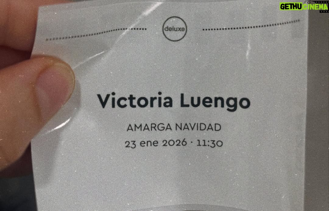 Victoria Luengo - 6.5K Likes - Siempre me parece difícil verse por primera vez en una película. La experiencia de romper con mi recuerdo de lo vivido y verlo representado en una pantalla siempre me hace sentir una especie de duelo por lo que nunca fue. También una especie de asombro por lo que yo no supe intuir y de repente descubro en la pantalla. También reconozco en mi cara lo que estaba viviendo el día que rodé cierta escena, como si las películas se convirtieran en una suerte de diario secreto de una misma. 

Hoy hemos visto y celebrado Amarga Navidad. Por suerte, lo he hecho rodeada de gente que me gusta mucho, así que hoy ese paso del imaginario a la realidad ha sido precioso🤍