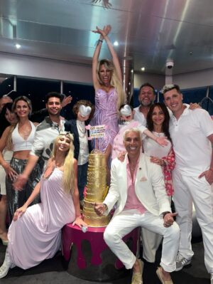 Victoria Xipolitakis Instagram - Todo el 23/12 de 00:00 a 00:00 hs se celebró Mí CUMPLE y fui muy FELIZ, gracias FAMILIA por tanto!!! 🤍💫🚢 🌊☀️
👔💕 @pittibimbo
👗✨ @lucitevestidos
🎂💫 @saboresyalgomas.bylore