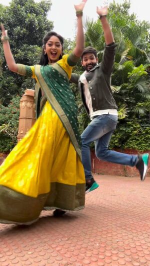 Vijaya Lakshmi Instagram - We finally found time to do this! 😂 

#huskydance #huskydancedaily #sidharthrswamy #vijayalakshmi #mynadhruva #myna #trend #explore