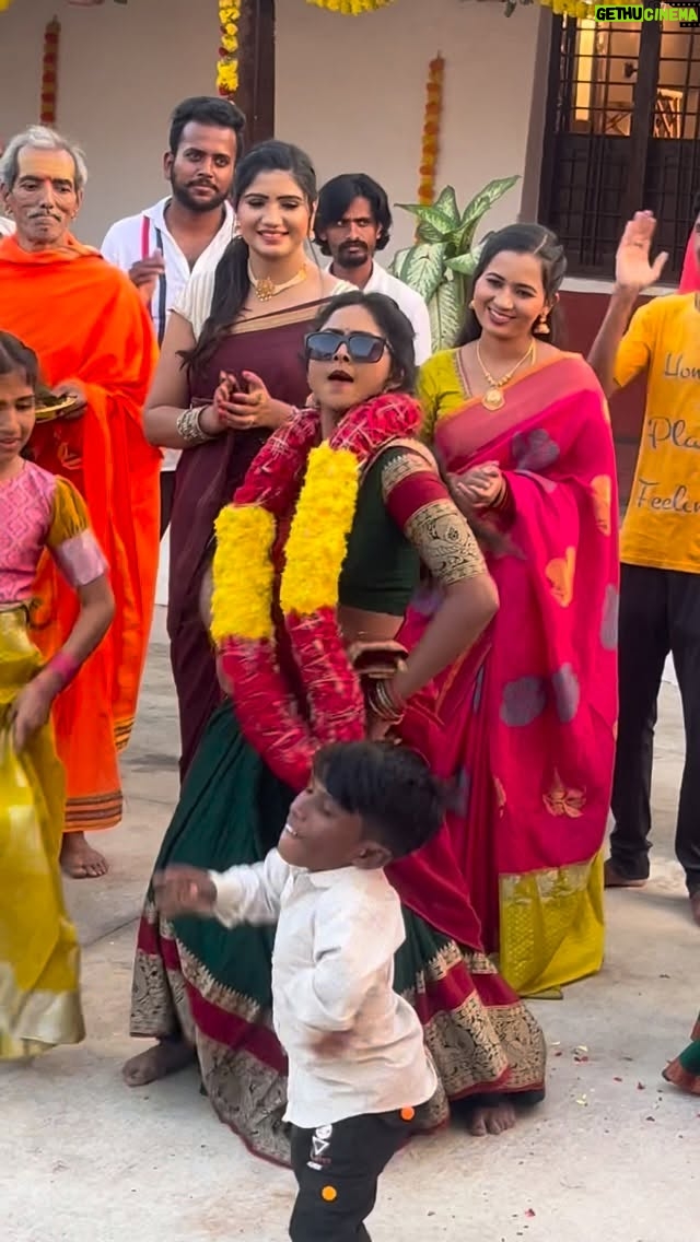 Vijaya Lakshmi - 54.3K Likes - ಹಳ್ಳಿ ಹೈಕ್ಳು ಅಂದ್ರೆ ಸುಮ್ನೆನ🔥 

Vc @girish_kumar_1998 

#explore #karnataka #dance #vijayalakshmi #darshan