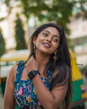 Vijaya Lakshmi Instagram - Windy   music   banaglore street’s 🫰🏻

Click.@joshi___photography____ 
.
.in frame. @vijaya_lakshmi.official 
.
.
.
.#indore#explore#exploremore
#bengaluru#trendingreels#trendingsongs
#candid#modelphotography
#photography#kannada#englishsongs
#nikon#reels#vairalvideo
#StreetPhotography#bengaluru
#UrbanPhotography#india
#CityLights#instagram
#StreetShot
#EverydayUrban
#urbanexploration