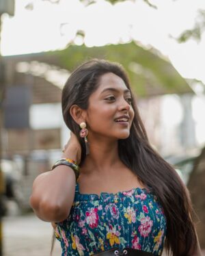 Vijaya Lakshmi Instagram - Windy   music   banaglore street’s 🫰🏻

Click.@joshi___photography____ 
.
.in frame. @vijaya_lakshmi.official 
.
.
.
.#indore#explore#exploremore
#bengaluru#trendingreels#trendingsongs
#candid#modelphotography
#photography#kannada#englishsongs
#nikon#reels#vairalvideo
#StreetPhotography#bengaluru
#UrbanPhotography#india
#CityLights#instagram
#StreetShot
#EverydayUrban
#urbanexploration