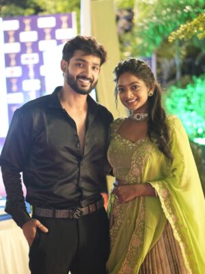 Vijaya Lakshmi Instagram - Sharing the frame with my stunning heroine at the Chittara Awards♥️
Cinema brings us together, magic keeps us going✨