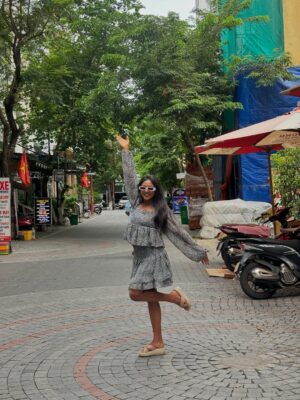 Vijaya Lakshmi Instagram - New me, new world 🌈

#photography #explore #photoshoot #classy #exploremore #sassygirl #trendingnow #colorskannada #beautiful #udayatv #ootd #fypシ #follow #nikond5600 #bengaluru #kerala #instagramreels #vairalreels