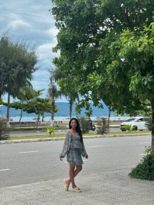 Vijaya Lakshmi Instagram - New me, new world 🌈

#photography #explore #photoshoot #classy #exploremore #sassygirl #trendingnow #colorskannada #beautiful #udayatv #ootd #fypシ #follow #nikond5600 #bengaluru #kerala #instagramreels #vairalreels