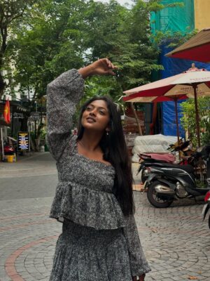 Vijaya Lakshmi Instagram - New me, new world 🌈

#photography #explore #photoshoot #classy #exploremore #sassygirl #trendingnow #colorskannada #beautiful #udayatv #ootd #fypシ #follow #nikond5600 #bengaluru #kerala #instagramreels #vairalreels