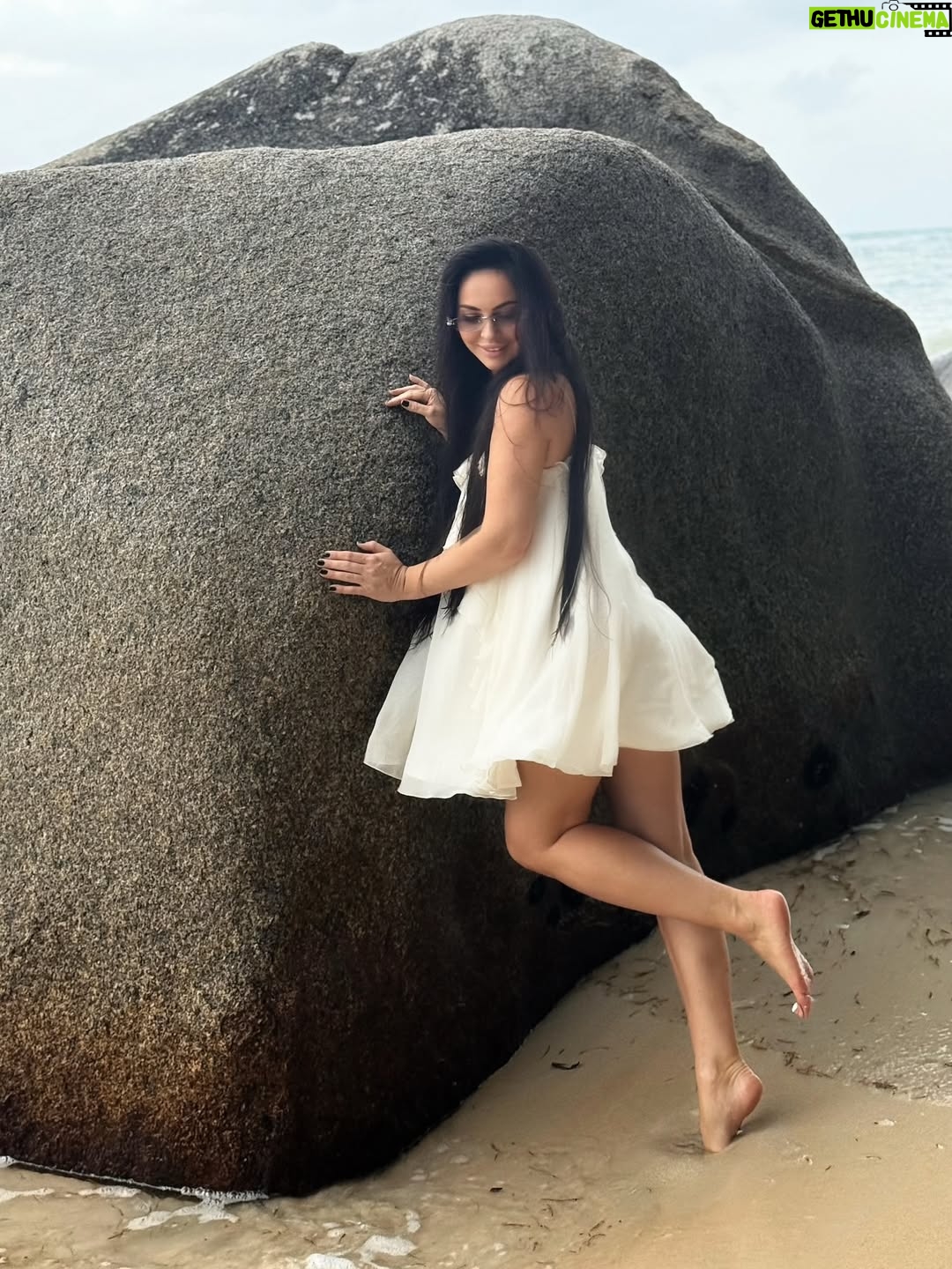 Viktoriya Galustyan - 1.4K Likes - Моя новая страна - Сейшелы❤️
Завораживающие виды, теплый океан, доченьки рядом-абсолютное счастье🫶🏼

В такие поездки обожаю брать комфортную легкую одежду.

Платье @corstore17