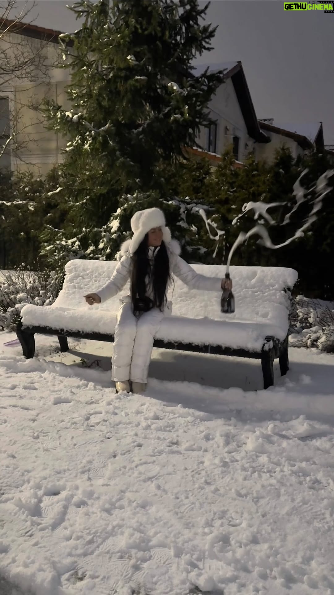 Viktoriya Galustyan - 563 Likes - С наступающим новым 2026 годом! Побольше чудес в этом году и исполнения самых заветных желаний! Знайте, что вы самые лучшие❤️❤️❤️Спасибо, что вы со мной! Дальше больше😉 Много счастья и любви каждому 🥳🎄😘😘😘