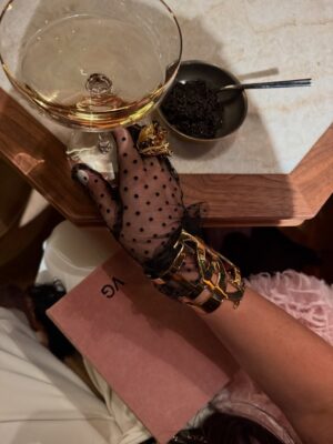 Viktoriya Galustyan Instagram - Конечно же предыдущее видео было шуточным, в рандомный понедельник я так не хожу) 

А мероприятие это роскошное было в стиле Old money, в честь нашей любимой Беллочки @bellasklyar как всегда красиво, весело, вкусно и феерично поздравили с днем рождения. Оставайся такой же прекрасной, какая ты есть @bellasklyar 🌹🌹🌹🌹🌹и спасибо что собрала нас, перед нг ❤️😘😘😘