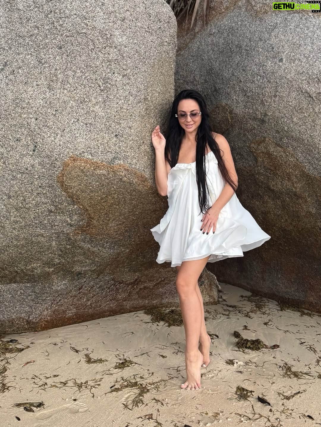 Viktoriya Galustyan - 1.4K Likes - Моя новая страна - Сейшелы❤️
Завораживающие виды, теплый океан, доченьки рядом-абсолютное счастье🫶🏼

В такие поездки обожаю брать комфортную легкую одежду.

Платье @corstore17