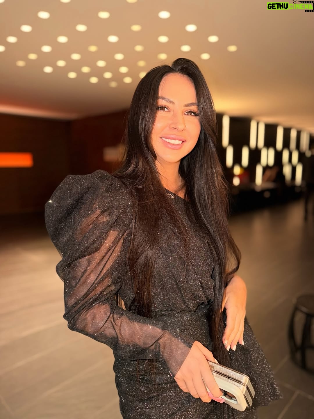 Viktoriya Galustyan - 673 Likes - Ребята, я знаю что вы будете смотреть в эту Новогоднюю ночь 😉
Это было впечатляюще, эффектно и оооочень смешно! @comedyclubru