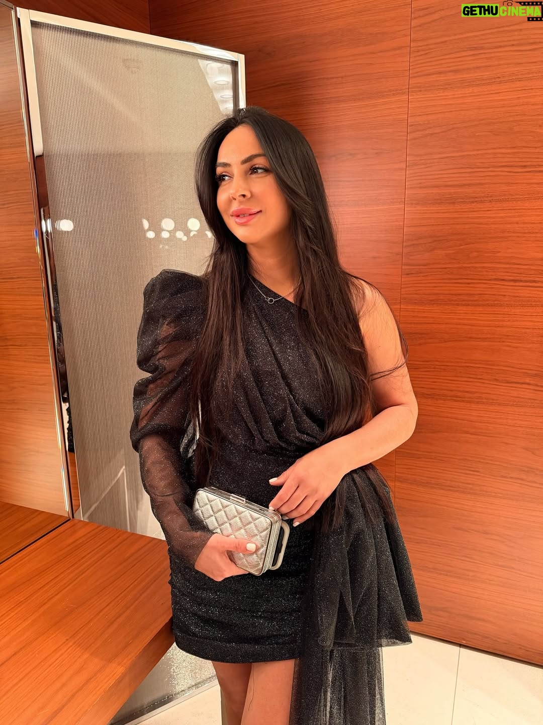 Viktoriya Galustyan - 673 Likes - Ребята, я знаю что вы будете смотреть в эту Новогоднюю ночь 😉
Это было впечатляюще, эффектно и оооочень смешно! @comedyclubru