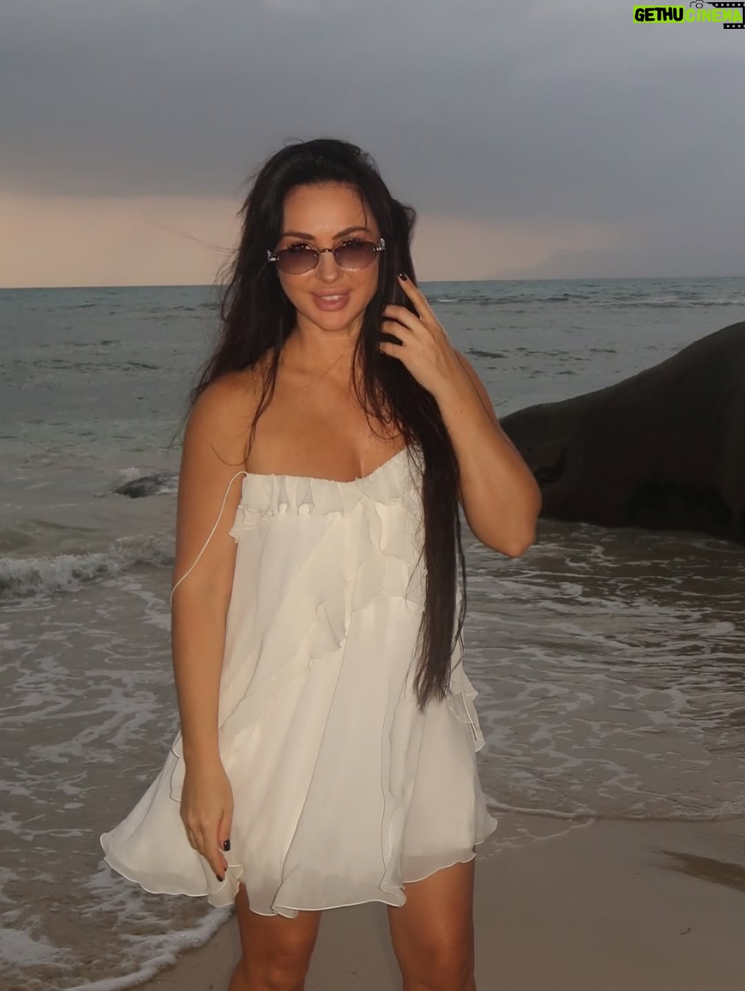 Viktoriya Galustyan - 1.4K Likes - Моя новая страна - Сейшелы❤️
Завораживающие виды, теплый океан, доченьки рядом-абсолютное счастье🫶🏼

В такие поездки обожаю брать комфортную легкую одежду.

Платье @corstore17
