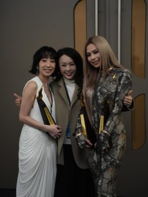 Vincy Chan Instagram - 20年緊守同一個崗位其實真係好難
我都有質疑自己的時候
自己仲可以？
感恩遇見「無糖可樂」令我有機會再上叱咤台
有時簡簡單單可能都係一種力量
多謝商台以及各位DJ喜歡無糖可樂
Thx小塵埃 @lilasheshk 第一次作曲俾我就交左咁好嘅旋律俾我。也多謝撮合this collab的蝦餃燒賣團友。事緣我地第一次見面傾哩隻歌係去左飲茶。虽然情景唔係好浪漫 but 很簡單和真實。
好多謝 Wyman @concertyy 2025年好用心聽咗我好多好長嘅WhatsApp🫢幫我寫咗三封信還有好多的鼓勵和細心的溝通和關心❤️ 多謝你的「無糖可樂」令我有機會可以再上到叱咤台！🫶🏻
仲有第一次合作嘅監製阿道 @sotoc ！雖然第一次合作但係你嘅用心令我好安心同埋欣賞💕。仲有交咩俾佢都搏到盡嘅黐線MV導演 @shengwong_ 🤍
仲有成日俾我煩住但好用心盡責嘅A&R 子通 @ctwcym 🤭🫶🏻

我知台上一定講唔晒，我一定有漏咗想多謝嘅人。同咗自己講如果有機會上台唔好喊啦。忍唔住都係失手喊咗🫠多謝20年不停給我給我機會嘗試嘅公司，楊博士 ，Mani ，Carol Raymond ❤️。仲有Mary Crystal 小強 and promotion team ! 多謝令我工作好安心的AM team Wah Yan Henry Popo❤️ 
仲有泰 and team 🫶🏻 and 好幫手嘅剪片同事們💕

太長la，講住咁多先
平時比較少影相俾我
今年突然影咗好多相 （tag唔晒🫶🏻）
哩20年都令我改變左好多
唔好再質疑自己啦
中女係正ga🤣🤣🤣🤣