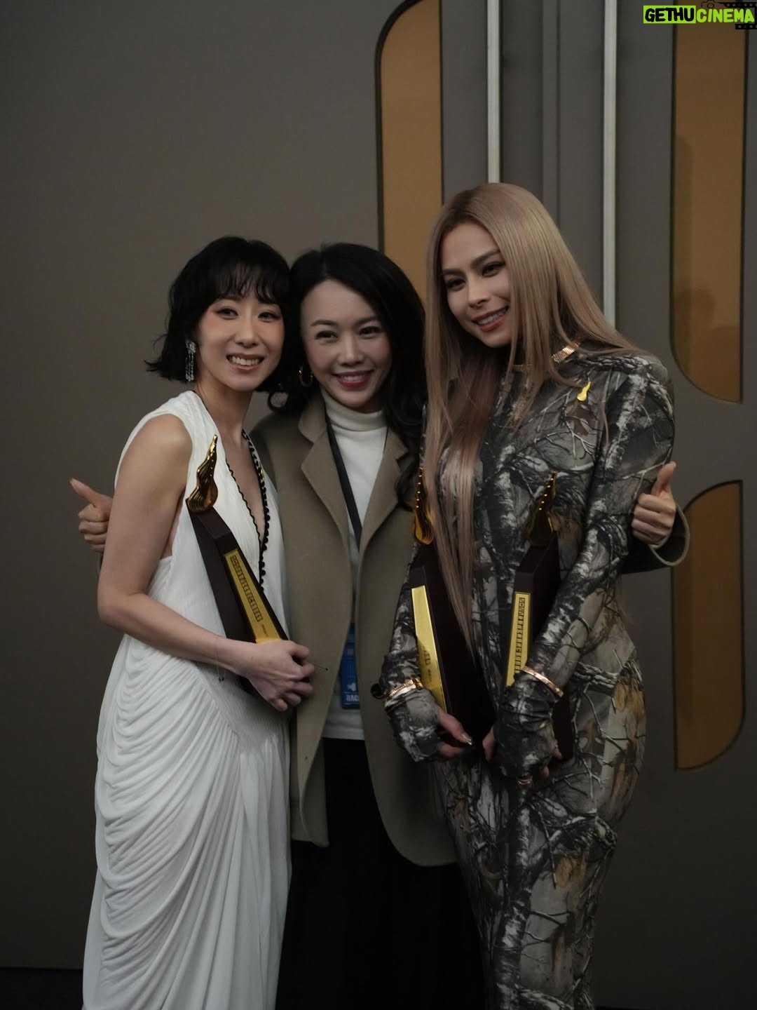 Vincy Chan - 3.6K Likes - 20年緊守同一個崗位其實真係好難
我都有質疑自己的時候
自己仲可以？
感恩遇見「無糖可樂」令我有機會再上叱咤台
有時簡簡單單可能都係一種力量
多謝商台以及各位DJ喜歡無糖可樂
Thx小塵埃 @lilasheshk 第一次作曲俾我就交左咁好嘅旋律俾我。也多謝撮合this collab的蝦餃燒賣團友。事緣我地第一次見面傾哩隻歌係去左飲茶。虽然情景唔係好浪漫 but 很簡單和真實。
好多謝 Wyman @concertyy 2025年好用心聽咗我好多好長嘅WhatsApp🫢幫我寫咗三封信還有好多的鼓勵和細心的溝通和關心❤️ 多謝你的「無糖可樂」令我有機會可以再上到叱咤台！🫶🏻
仲有第一次合作嘅監製阿道 @sotoc ！雖然第一次合作但係你嘅用心令我好安心同埋欣賞💕。仲有交咩俾佢都搏到盡嘅黐線MV導演 @shengwong_ 🤍
仲有成日俾我煩住但好用心盡責嘅A&R 子通 @ctwcym 🤭🫶🏻

我知台上一定講唔晒，我一定有漏咗想多謝嘅人。同咗自己講如果有機會上台唔好喊啦。忍唔住都係失手喊咗🫠多謝20年不停給我給我機會嘗試嘅公司，楊博士 ，Mani ，Carol Raymond ❤️。仲有Mary Crystal 小強 and promotion team ! 多謝令我工作好安心的AM team Wah Yan Henry Popo❤️ 
仲有泰 and team 🫶🏻 and 好幫手嘅剪片同事們💕

太長la，講住咁多先
平時比較少影相俾我
今年突然影咗好多相 （tag唔晒🫶🏻）
哩20年都令我改變左好多
唔好再質疑自己啦
中女係正ga🤣🤣🤣🤣