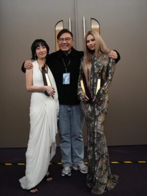 Vincy Chan Instagram - 20年緊守同一個崗位其實真係好難
我都有質疑自己的時候
自己仲可以？
感恩遇見「無糖可樂」令我有機會再上叱咤台
有時簡簡單單可能都係一種力量
多謝商台以及各位DJ喜歡無糖可樂
Thx小塵埃 @lilasheshk 第一次作曲俾我就交左咁好嘅旋律俾我。也多謝撮合this collab的蝦餃燒賣團友。事緣我地第一次見面傾哩隻歌係去左飲茶。虽然情景唔係好浪漫 but 很簡單和真實。
好多謝 Wyman @concertyy 2025年好用心聽咗我好多好長嘅WhatsApp🫢幫我寫咗三封信還有好多的鼓勵和細心的溝通和關心❤️ 多謝你的「無糖可樂」令我有機會可以再上到叱咤台！🫶🏻
仲有第一次合作嘅監製阿道 @sotoc ！雖然第一次合作但係你嘅用心令我好安心同埋欣賞💕。仲有交咩俾佢都搏到盡嘅黐線MV導演 @shengwong_ 🤍
仲有成日俾我煩住但好用心盡責嘅A&R 子通 @ctwcym 🤭🫶🏻

我知台上一定講唔晒，我一定有漏咗想多謝嘅人。同咗自己講如果有機會上台唔好喊啦。忍唔住都係失手喊咗🫠多謝20年不停給我給我機會嘗試嘅公司，楊博士 ，Mani ，Carol Raymond ❤️。仲有Mary Crystal 小強 and promotion team ! 多謝令我工作好安心的AM team Wah Yan Henry Popo❤️ 
仲有泰 and team 🫶🏻 and 好幫手嘅剪片同事們💕

太長la，講住咁多先
平時比較少影相俾我
今年突然影咗好多相 （tag唔晒🫶🏻）
哩20年都令我改變左好多
唔好再質疑自己啦
中女係正ga🤣🤣🤣🤣