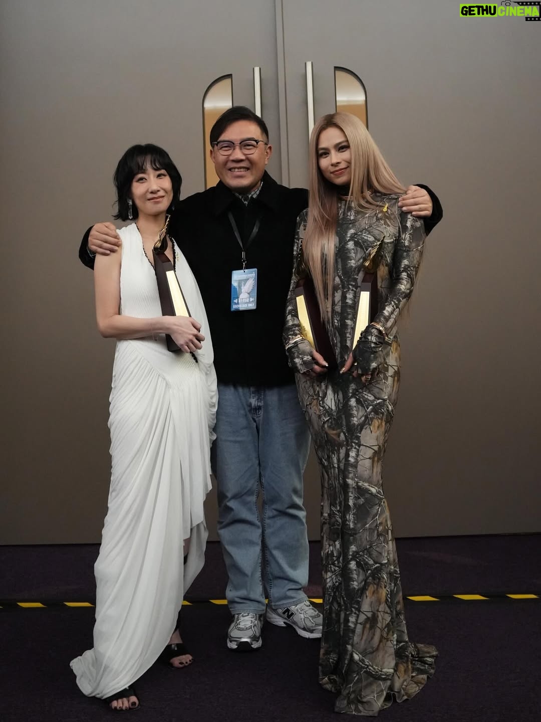Vincy Chan - 3.6K Likes - 20年緊守同一個崗位其實真係好難
我都有質疑自己的時候
自己仲可以？
感恩遇見「無糖可樂」令我有機會再上叱咤台
有時簡簡單單可能都係一種力量
多謝商台以及各位DJ喜歡無糖可樂
Thx小塵埃 @lilasheshk 第一次作曲俾我就交左咁好嘅旋律俾我。也多謝撮合this collab的蝦餃燒賣團友。事緣我地第一次見面傾哩隻歌係去左飲茶。虽然情景唔係好浪漫 but 很簡單和真實。
好多謝 Wyman @concertyy 2025年好用心聽咗我好多好長嘅WhatsApp🫢幫我寫咗三封信還有好多的鼓勵和細心的溝通和關心❤️ 多謝你的「無糖可樂」令我有機會可以再上到叱咤台！🫶🏻
仲有第一次合作嘅監製阿道 @sotoc ！雖然第一次合作但係你嘅用心令我好安心同埋欣賞💕。仲有交咩俾佢都搏到盡嘅黐線MV導演 @shengwong_ 🤍
仲有成日俾我煩住但好用心盡責嘅A&R 子通 @ctwcym 🤭🫶🏻

我知台上一定講唔晒，我一定有漏咗想多謝嘅人。同咗自己講如果有機會上台唔好喊啦。忍唔住都係失手喊咗🫠多謝20年不停給我給我機會嘗試嘅公司，楊博士 ，Mani ，Carol Raymond ❤️。仲有Mary Crystal 小強 and promotion team ! 多謝令我工作好安心的AM team Wah Yan Henry Popo❤️ 
仲有泰 and team 🫶🏻 and 好幫手嘅剪片同事們💕

太長la，講住咁多先
平時比較少影相俾我
今年突然影咗好多相 （tag唔晒🫶🏻）
哩20年都令我改變左好多
唔好再質疑自己啦
中女係正ga🤣🤣🤣🤣