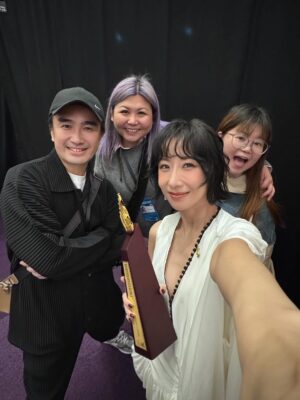 Vincy Chan Instagram - 20年緊守同一個崗位其實真係好難
我都有質疑自己的時候
自己仲可以？
感恩遇見「無糖可樂」令我有機會再上叱咤台
有時簡簡單單可能都係一種力量
多謝商台以及各位DJ喜歡無糖可樂
Thx小塵埃 @lilasheshk 第一次作曲俾我就交左咁好嘅旋律俾我。也多謝撮合this collab的蝦餃燒賣團友。事緣我地第一次見面傾哩隻歌係去左飲茶。虽然情景唔係好浪漫 but 很簡單和真實。
好多謝 Wyman @concertyy 2025年好用心聽咗我好多好長嘅WhatsApp🫢幫我寫咗三封信還有好多的鼓勵和細心的溝通和關心❤️ 多謝你的「無糖可樂」令我有機會可以再上到叱咤台！🫶🏻
仲有第一次合作嘅監製阿道 @sotoc ！雖然第一次合作但係你嘅用心令我好安心同埋欣賞💕。仲有交咩俾佢都搏到盡嘅黐線MV導演 @shengwong_ 🤍
仲有成日俾我煩住但好用心盡責嘅A&R 子通 @ctwcym 🤭🫶🏻

我知台上一定講唔晒，我一定有漏咗想多謝嘅人。同咗自己講如果有機會上台唔好喊啦。忍唔住都係失手喊咗🫠多謝20年不停給我給我機會嘗試嘅公司，楊博士 ，Mani ，Carol Raymond ❤️。仲有Mary Crystal 小強 and promotion team ! 多謝令我工作好安心的AM team Wah Yan Henry Popo❤️ 
仲有泰 and team 🫶🏻 and 好幫手嘅剪片同事們💕

太長la，講住咁多先
平時比較少影相俾我
今年突然影咗好多相 （tag唔晒🫶🏻）
哩20年都令我改變左好多
唔好再質疑自己啦
中女係正ga🤣🤣🤣🤣
