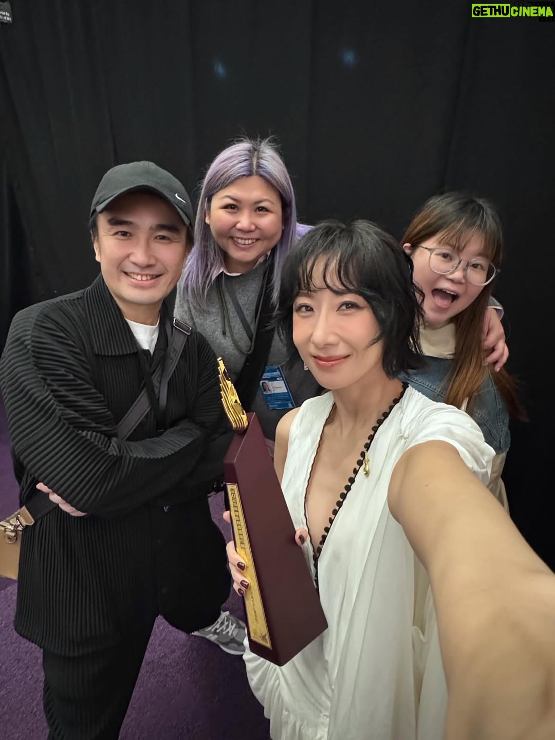 Vincy Chan - 3.6K Likes - 20年緊守同一個崗位其實真係好難
我都有質疑自己的時候
自己仲可以？
感恩遇見「無糖可樂」令我有機會再上叱咤台
有時簡簡單單可能都係一種力量
多謝商台以及各位DJ喜歡無糖可樂
Thx小塵埃 @lilasheshk 第一次作曲俾我就交左咁好嘅旋律俾我。也多謝撮合this collab的蝦餃燒賣團友。事緣我地第一次見面傾哩隻歌係去左飲茶。虽然情景唔係好浪漫 but 很簡單和真實。
好多謝 Wyman @concertyy 2025年好用心聽咗我好多好長嘅WhatsApp🫢幫我寫咗三封信還有好多的鼓勵和細心的溝通和關心❤️ 多謝你的「無糖可樂」令我有機會可以再上到叱咤台！🫶🏻
仲有第一次合作嘅監製阿道 @sotoc ！雖然第一次合作但係你嘅用心令我好安心同埋欣賞💕。仲有交咩俾佢都搏到盡嘅黐線MV導演 @shengwong_ 🤍
仲有成日俾我煩住但好用心盡責嘅A&R 子通 @ctwcym 🤭🫶🏻

我知台上一定講唔晒，我一定有漏咗想多謝嘅人。同咗自己講如果有機會上台唔好喊啦。忍唔住都係失手喊咗🫠多謝20年不停給我給我機會嘗試嘅公司，楊博士 ，Mani ，Carol Raymond ❤️。仲有Mary Crystal 小強 and promotion team ! 多謝令我工作好安心的AM team Wah Yan Henry Popo❤️ 
仲有泰 and team 🫶🏻 and 好幫手嘅剪片同事們💕

太長la，講住咁多先
平時比較少影相俾我
今年突然影咗好多相 （tag唔晒🫶🏻）
哩20年都令我改變左好多
唔好再質疑自己啦
中女係正ga🤣🤣🤣🤣