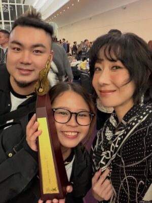 Vincy Chan Instagram - 20年緊守同一個崗位其實真係好難
我都有質疑自己的時候
自己仲可以？
感恩遇見「無糖可樂」令我有機會再上叱咤台
有時簡簡單單可能都係一種力量
多謝商台以及各位DJ喜歡無糖可樂
Thx小塵埃 @lilasheshk 第一次作曲俾我就交左咁好嘅旋律俾我。也多謝撮合this collab的蝦餃燒賣團友。事緣我地第一次見面傾哩隻歌係去左飲茶。虽然情景唔係好浪漫 but 很簡單和真實。
好多謝 Wyman @concertyy 2025年好用心聽咗我好多好長嘅WhatsApp🫢幫我寫咗三封信還有好多的鼓勵和細心的溝通和關心❤️ 多謝你的「無糖可樂」令我有機會可以再上到叱咤台！🫶🏻
仲有第一次合作嘅監製阿道 @sotoc ！雖然第一次合作但係你嘅用心令我好安心同埋欣賞💕。仲有交咩俾佢都搏到盡嘅黐線MV導演 @shengwong_ 🤍
仲有成日俾我煩住但好用心盡責嘅A&R 子通 @ctwcym 🤭🫶🏻

我知台上一定講唔晒，我一定有漏咗想多謝嘅人。同咗自己講如果有機會上台唔好喊啦。忍唔住都係失手喊咗🫠多謝20年不停給我給我機會嘗試嘅公司，楊博士 ，Mani ，Carol Raymond ❤️。仲有Mary Crystal 小強 and promotion team ! 多謝令我工作好安心的AM team Wah Yan Henry Popo❤️ 
仲有泰 and team 🫶🏻 and 好幫手嘅剪片同事們💕

太長la，講住咁多先
平時比較少影相俾我
今年突然影咗好多相 （tag唔晒🫶🏻）
哩20年都令我改變左好多
唔好再質疑自己啦
中女係正ga🤣🤣🤣🤣