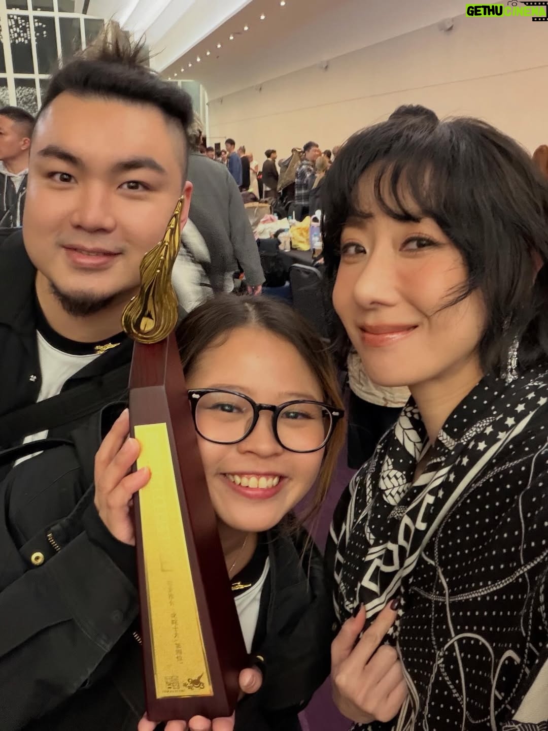 Vincy Chan - 3.6K Likes - 20年緊守同一個崗位其實真係好難
我都有質疑自己的時候
自己仲可以？
感恩遇見「無糖可樂」令我有機會再上叱咤台
有時簡簡單單可能都係一種力量
多謝商台以及各位DJ喜歡無糖可樂
Thx小塵埃 @lilasheshk 第一次作曲俾我就交左咁好嘅旋律俾我。也多謝撮合this collab的蝦餃燒賣團友。事緣我地第一次見面傾哩隻歌係去左飲茶。虽然情景唔係好浪漫 but 很簡單和真實。
好多謝 Wyman @concertyy 2025年好用心聽咗我好多好長嘅WhatsApp🫢幫我寫咗三封信還有好多的鼓勵和細心的溝通和關心❤️ 多謝你的「無糖可樂」令我有機會可以再上到叱咤台！🫶🏻
仲有第一次合作嘅監製阿道 @sotoc ！雖然第一次合作但係你嘅用心令我好安心同埋欣賞💕。仲有交咩俾佢都搏到盡嘅黐線MV導演 @shengwong_ 🤍
仲有成日俾我煩住但好用心盡責嘅A&R 子通 @ctwcym 🤭🫶🏻

我知台上一定講唔晒，我一定有漏咗想多謝嘅人。同咗自己講如果有機會上台唔好喊啦。忍唔住都係失手喊咗🫠多謝20年不停給我給我機會嘗試嘅公司，楊博士 ，Mani ，Carol Raymond ❤️。仲有Mary Crystal 小強 and promotion team ! 多謝令我工作好安心的AM team Wah Yan Henry Popo❤️ 
仲有泰 and team 🫶🏻 and 好幫手嘅剪片同事們💕

太長la，講住咁多先
平時比較少影相俾我
今年突然影咗好多相 （tag唔晒🫶🏻）
哩20年都令我改變左好多
唔好再質疑自己啦
中女係正ga🤣🤣🤣🤣