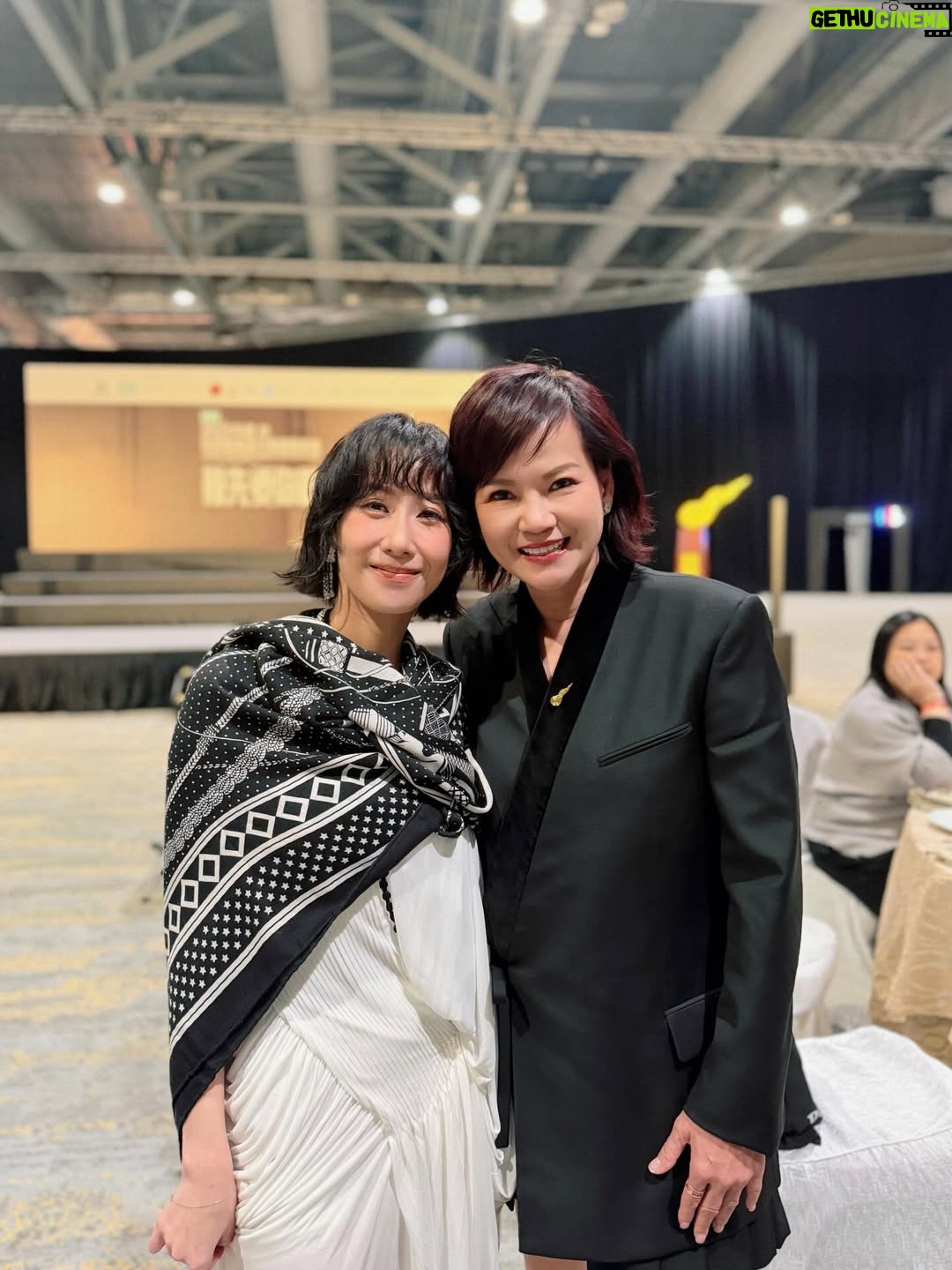 Vincy Chan - 3.6K Likes - 20年緊守同一個崗位其實真係好難
我都有質疑自己的時候
自己仲可以？
感恩遇見「無糖可樂」令我有機會再上叱咤台
有時簡簡單單可能都係一種力量
多謝商台以及各位DJ喜歡無糖可樂
Thx小塵埃 @lilasheshk 第一次作曲俾我就交左咁好嘅旋律俾我。也多謝撮合this collab的蝦餃燒賣團友。事緣我地第一次見面傾哩隻歌係去左飲茶。虽然情景唔係好浪漫 but 很簡單和真實。
好多謝 Wyman @concertyy 2025年好用心聽咗我好多好長嘅WhatsApp🫢幫我寫咗三封信還有好多的鼓勵和細心的溝通和關心❤️ 多謝你的「無糖可樂」令我有機會可以再上到叱咤台！🫶🏻
仲有第一次合作嘅監製阿道 @sotoc ！雖然第一次合作但係你嘅用心令我好安心同埋欣賞💕。仲有交咩俾佢都搏到盡嘅黐線MV導演 @shengwong_ 🤍
仲有成日俾我煩住但好用心盡責嘅A&R 子通 @ctwcym 🤭🫶🏻

我知台上一定講唔晒，我一定有漏咗想多謝嘅人。同咗自己講如果有機會上台唔好喊啦。忍唔住都係失手喊咗🫠多謝20年不停給我給我機會嘗試嘅公司，楊博士 ，Mani ，Carol Raymond ❤️。仲有Mary Crystal 小強 and promotion team ! 多謝令我工作好安心的AM team Wah Yan Henry Popo❤️ 
仲有泰 and team 🫶🏻 and 好幫手嘅剪片同事們💕

太長la，講住咁多先
平時比較少影相俾我
今年突然影咗好多相 （tag唔晒🫶🏻）
哩20年都令我改變左好多
唔好再質疑自己啦
中女係正ga🤣🤣🤣🤣