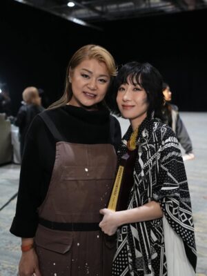 Vincy Chan Instagram - 20年緊守同一個崗位其實真係好難
我都有質疑自己的時候
自己仲可以？
感恩遇見「無糖可樂」令我有機會再上叱咤台
有時簡簡單單可能都係一種力量
多謝商台以及各位DJ喜歡無糖可樂
Thx小塵埃 @lilasheshk 第一次作曲俾我就交左咁好嘅旋律俾我。也多謝撮合this collab的蝦餃燒賣團友。事緣我地第一次見面傾哩隻歌係去左飲茶。虽然情景唔係好浪漫 but 很簡單和真實。
好多謝 Wyman @concertyy 2025年好用心聽咗我好多好長嘅WhatsApp🫢幫我寫咗三封信還有好多的鼓勵和細心的溝通和關心❤️ 多謝你的「無糖可樂」令我有機會可以再上到叱咤台！🫶🏻
仲有第一次合作嘅監製阿道 @sotoc ！雖然第一次合作但係你嘅用心令我好安心同埋欣賞💕。仲有交咩俾佢都搏到盡嘅黐線MV導演 @shengwong_ 🤍
仲有成日俾我煩住但好用心盡責嘅A&R 子通 @ctwcym 🤭🫶🏻

我知台上一定講唔晒，我一定有漏咗想多謝嘅人。同咗自己講如果有機會上台唔好喊啦。忍唔住都係失手喊咗🫠多謝20年不停給我給我機會嘗試嘅公司，楊博士 ，Mani ，Carol Raymond ❤️。仲有Mary Crystal 小強 and promotion team ! 多謝令我工作好安心的AM team Wah Yan Henry Popo❤️ 
仲有泰 and team 🫶🏻 and 好幫手嘅剪片同事們💕

太長la，講住咁多先
平時比較少影相俾我
今年突然影咗好多相 （tag唔晒🫶🏻）
哩20年都令我改變左好多
唔好再質疑自己啦
中女係正ga🤣🤣🤣🤣