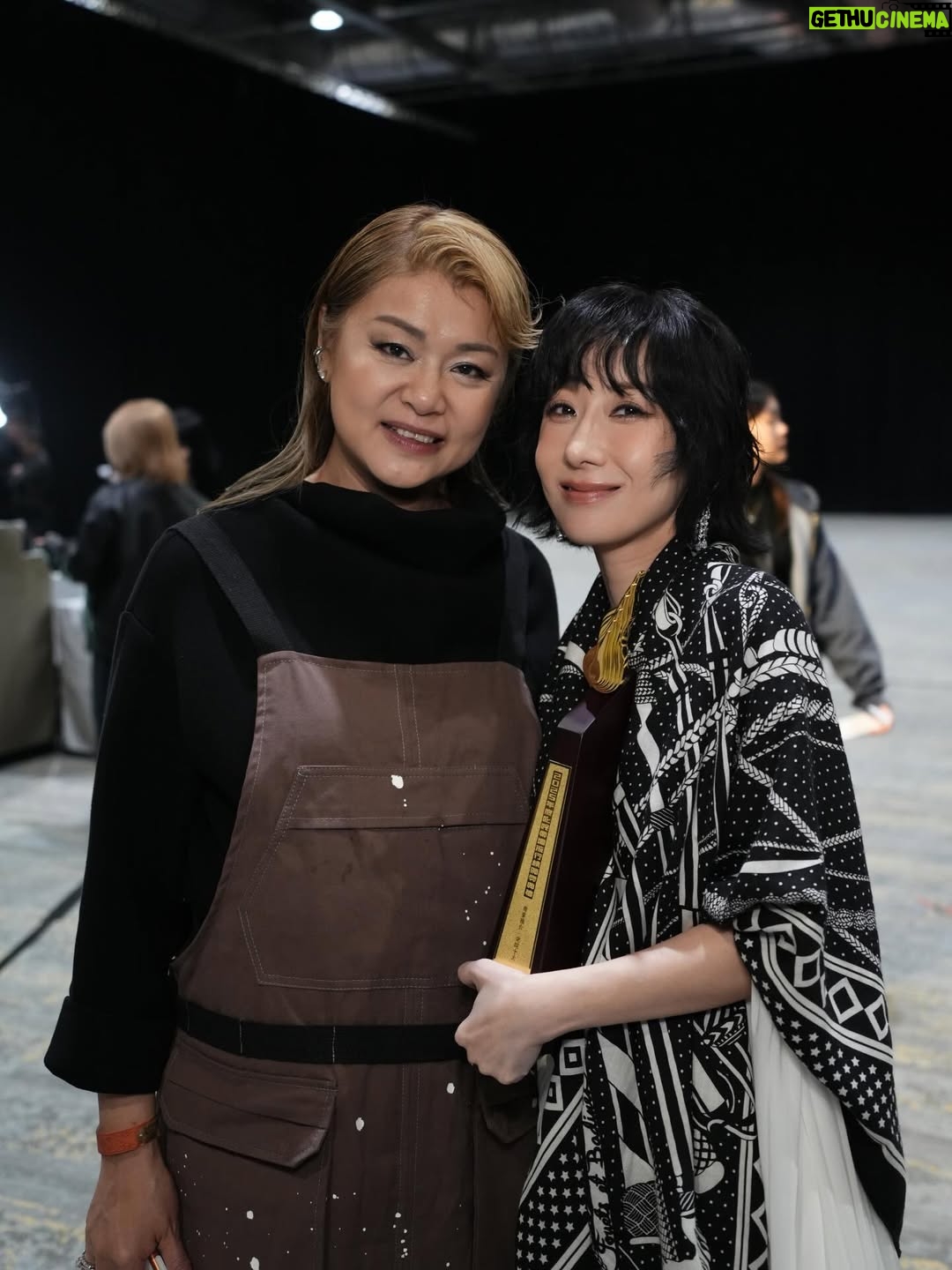 Vincy Chan - 3.6K Likes - 20年緊守同一個崗位其實真係好難
我都有質疑自己的時候
自己仲可以？
感恩遇見「無糖可樂」令我有機會再上叱咤台
有時簡簡單單可能都係一種力量
多謝商台以及各位DJ喜歡無糖可樂
Thx小塵埃 @lilasheshk 第一次作曲俾我就交左咁好嘅旋律俾我。也多謝撮合this collab的蝦餃燒賣團友。事緣我地第一次見面傾哩隻歌係去左飲茶。虽然情景唔係好浪漫 but 很簡單和真實。
好多謝 Wyman @concertyy 2025年好用心聽咗我好多好長嘅WhatsApp🫢幫我寫咗三封信還有好多的鼓勵和細心的溝通和關心❤️ 多謝你的「無糖可樂」令我有機會可以再上到叱咤台！🫶🏻
仲有第一次合作嘅監製阿道 @sotoc ！雖然第一次合作但係你嘅用心令我好安心同埋欣賞💕。仲有交咩俾佢都搏到盡嘅黐線MV導演 @shengwong_ 🤍
仲有成日俾我煩住但好用心盡責嘅A&R 子通 @ctwcym 🤭🫶🏻

我知台上一定講唔晒，我一定有漏咗想多謝嘅人。同咗自己講如果有機會上台唔好喊啦。忍唔住都係失手喊咗🫠多謝20年不停給我給我機會嘗試嘅公司，楊博士 ，Mani ，Carol Raymond ❤️。仲有Mary Crystal 小強 and promotion team ! 多謝令我工作好安心的AM team Wah Yan Henry Popo❤️ 
仲有泰 and team 🫶🏻 and 好幫手嘅剪片同事們💕

太長la，講住咁多先
平時比較少影相俾我
今年突然影咗好多相 （tag唔晒🫶🏻）
哩20年都令我改變左好多
唔好再質疑自己啦
中女係正ga🤣🤣🤣🤣