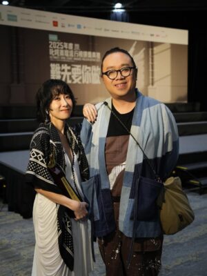 Vincy Chan Instagram - 20年緊守同一個崗位其實真係好難
我都有質疑自己的時候
自己仲可以？
感恩遇見「無糖可樂」令我有機會再上叱咤台
有時簡簡單單可能都係一種力量
多謝商台以及各位DJ喜歡無糖可樂
Thx小塵埃 @lilasheshk 第一次作曲俾我就交左咁好嘅旋律俾我。也多謝撮合this collab的蝦餃燒賣團友。事緣我地第一次見面傾哩隻歌係去左飲茶。虽然情景唔係好浪漫 but 很簡單和真實。
好多謝 Wyman @concertyy 2025年好用心聽咗我好多好長嘅WhatsApp🫢幫我寫咗三封信還有好多的鼓勵和細心的溝通和關心❤️ 多謝你的「無糖可樂」令我有機會可以再上到叱咤台！🫶🏻
仲有第一次合作嘅監製阿道 @sotoc ！雖然第一次合作但係你嘅用心令我好安心同埋欣賞💕。仲有交咩俾佢都搏到盡嘅黐線MV導演 @shengwong_ 🤍
仲有成日俾我煩住但好用心盡責嘅A&R 子通 @ctwcym 🤭🫶🏻

我知台上一定講唔晒，我一定有漏咗想多謝嘅人。同咗自己講如果有機會上台唔好喊啦。忍唔住都係失手喊咗🫠多謝20年不停給我給我機會嘗試嘅公司，楊博士 ，Mani ，Carol Raymond ❤️。仲有Mary Crystal 小強 and promotion team ! 多謝令我工作好安心的AM team Wah Yan Henry Popo❤️ 
仲有泰 and team 🫶🏻 and 好幫手嘅剪片同事們💕

太長la，講住咁多先
平時比較少影相俾我
今年突然影咗好多相 （tag唔晒🫶🏻）
哩20年都令我改變左好多
唔好再質疑自己啦
中女係正ga🤣🤣🤣🤣