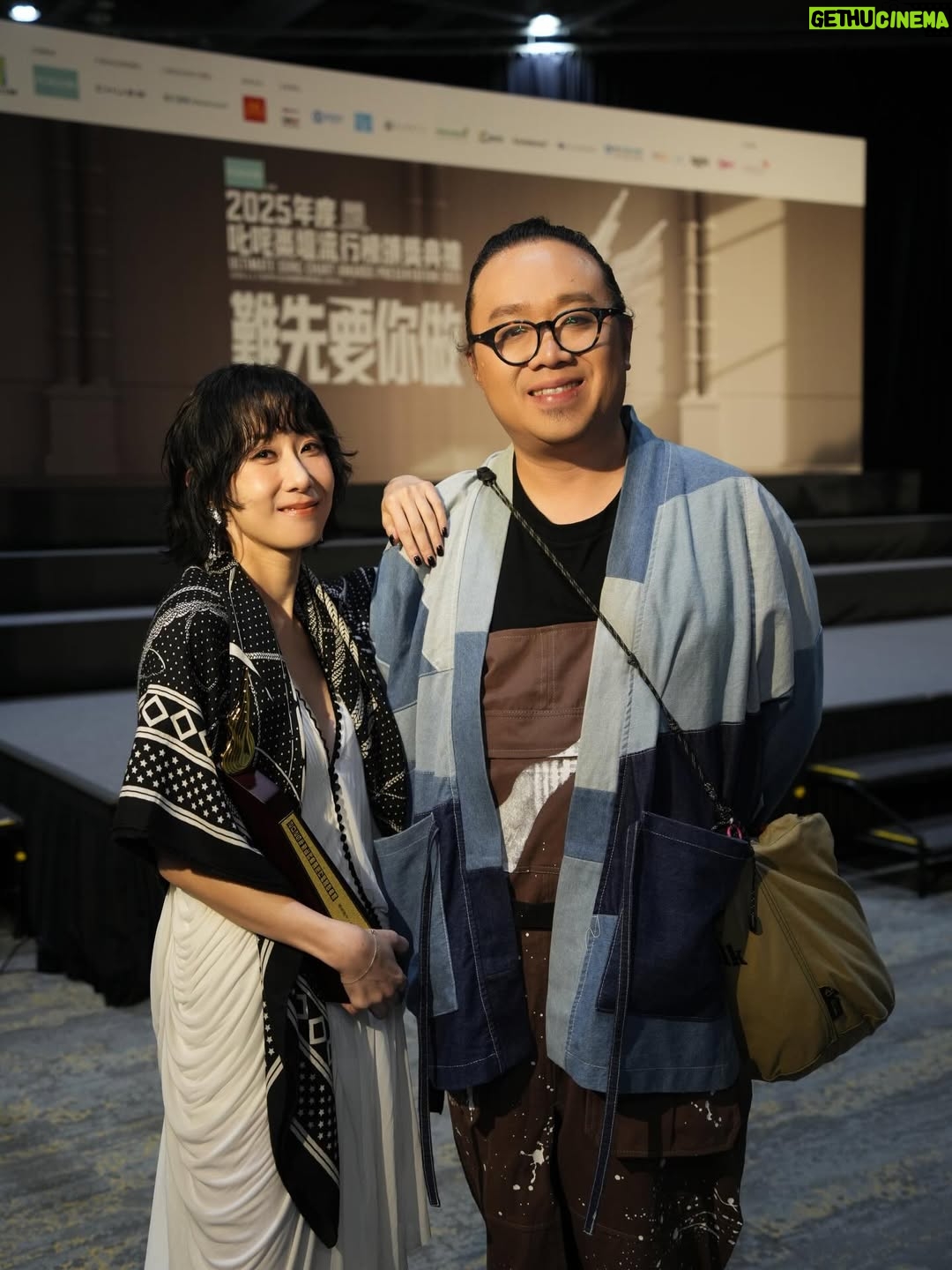 Vincy Chan - 3.6K Likes - 20年緊守同一個崗位其實真係好難
我都有質疑自己的時候
自己仲可以？
感恩遇見「無糖可樂」令我有機會再上叱咤台
有時簡簡單單可能都係一種力量
多謝商台以及各位DJ喜歡無糖可樂
Thx小塵埃 @lilasheshk 第一次作曲俾我就交左咁好嘅旋律俾我。也多謝撮合this collab的蝦餃燒賣團友。事緣我地第一次見面傾哩隻歌係去左飲茶。虽然情景唔係好浪漫 but 很簡單和真實。
好多謝 Wyman @concertyy 2025年好用心聽咗我好多好長嘅WhatsApp🫢幫我寫咗三封信還有好多的鼓勵和細心的溝通和關心❤️ 多謝你的「無糖可樂」令我有機會可以再上到叱咤台！🫶🏻
仲有第一次合作嘅監製阿道 @sotoc ！雖然第一次合作但係你嘅用心令我好安心同埋欣賞💕。仲有交咩俾佢都搏到盡嘅黐線MV導演 @shengwong_ 🤍
仲有成日俾我煩住但好用心盡責嘅A&R 子通 @ctwcym 🤭🫶🏻

我知台上一定講唔晒，我一定有漏咗想多謝嘅人。同咗自己講如果有機會上台唔好喊啦。忍唔住都係失手喊咗🫠多謝20年不停給我給我機會嘗試嘅公司，楊博士 ，Mani ，Carol Raymond ❤️。仲有Mary Crystal 小強 and promotion team ! 多謝令我工作好安心的AM team Wah Yan Henry Popo❤️ 
仲有泰 and team 🫶🏻 and 好幫手嘅剪片同事們💕

太長la，講住咁多先
平時比較少影相俾我
今年突然影咗好多相 （tag唔晒🫶🏻）
哩20年都令我改變左好多
唔好再質疑自己啦
中女係正ga🤣🤣🤣🤣