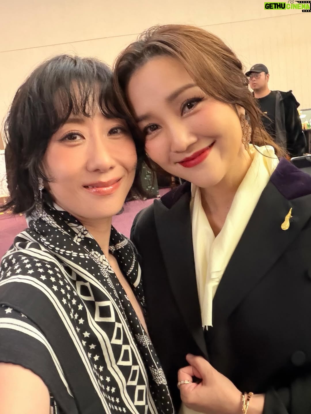 Vincy Chan - 3.6K Likes - 20年緊守同一個崗位其實真係好難
我都有質疑自己的時候
自己仲可以？
感恩遇見「無糖可樂」令我有機會再上叱咤台
有時簡簡單單可能都係一種力量
多謝商台以及各位DJ喜歡無糖可樂
Thx小塵埃 @lilasheshk 第一次作曲俾我就交左咁好嘅旋律俾我。也多謝撮合this collab的蝦餃燒賣團友。事緣我地第一次見面傾哩隻歌係去左飲茶。虽然情景唔係好浪漫 but 很簡單和真實。
好多謝 Wyman @concertyy 2025年好用心聽咗我好多好長嘅WhatsApp🫢幫我寫咗三封信還有好多的鼓勵和細心的溝通和關心❤️ 多謝你的「無糖可樂」令我有機會可以再上到叱咤台！🫶🏻
仲有第一次合作嘅監製阿道 @sotoc ！雖然第一次合作但係你嘅用心令我好安心同埋欣賞💕。仲有交咩俾佢都搏到盡嘅黐線MV導演 @shengwong_ 🤍
仲有成日俾我煩住但好用心盡責嘅A&R 子通 @ctwcym 🤭🫶🏻

我知台上一定講唔晒，我一定有漏咗想多謝嘅人。同咗自己講如果有機會上台唔好喊啦。忍唔住都係失手喊咗🫠多謝20年不停給我給我機會嘗試嘅公司，楊博士 ，Mani ，Carol Raymond ❤️。仲有Mary Crystal 小強 and promotion team ! 多謝令我工作好安心的AM team Wah Yan Henry Popo❤️ 
仲有泰 and team 🫶🏻 and 好幫手嘅剪片同事們💕

太長la，講住咁多先
平時比較少影相俾我
今年突然影咗好多相 （tag唔晒🫶🏻）
哩20年都令我改變左好多
唔好再質疑自己啦
中女係正ga🤣🤣🤣🤣