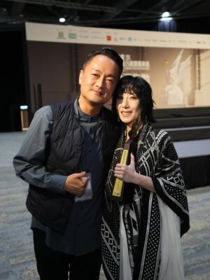 Vincy Chan Instagram - 20年緊守同一個崗位其實真係好難
我都有質疑自己的時候
自己仲可以？
感恩遇見「無糖可樂」令我有機會再上叱咤台
有時簡簡單單可能都係一種力量
多謝商台以及各位DJ喜歡無糖可樂
Thx小塵埃 @lilasheshk 第一次作曲俾我就交左咁好嘅旋律俾我。也多謝撮合this collab的蝦餃燒賣團友。事緣我地第一次見面傾哩隻歌係去左飲茶。虽然情景唔係好浪漫 but 很簡單和真實。
好多謝 Wyman @concertyy 2025年好用心聽咗我好多好長嘅WhatsApp🫢幫我寫咗三封信還有好多的鼓勵和細心的溝通和關心❤️ 多謝你的「無糖可樂」令我有機會可以再上到叱咤台！🫶🏻
仲有第一次合作嘅監製阿道 @sotoc ！雖然第一次合作但係你嘅用心令我好安心同埋欣賞💕。仲有交咩俾佢都搏到盡嘅黐線MV導演 @shengwong_ 🤍
仲有成日俾我煩住但好用心盡責嘅A&R 子通 @ctwcym 🤭🫶🏻

我知台上一定講唔晒，我一定有漏咗想多謝嘅人。同咗自己講如果有機會上台唔好喊啦。忍唔住都係失手喊咗🫠多謝20年不停給我給我機會嘗試嘅公司，楊博士 ，Mani ，Carol Raymond ❤️。仲有Mary Crystal 小強 and promotion team ! 多謝令我工作好安心的AM team Wah Yan Henry Popo❤️ 
仲有泰 and team 🫶🏻 and 好幫手嘅剪片同事們💕

太長la，講住咁多先
平時比較少影相俾我
今年突然影咗好多相 （tag唔晒🫶🏻）
哩20年都令我改變左好多
唔好再質疑自己啦
中女係正ga🤣🤣🤣🤣
