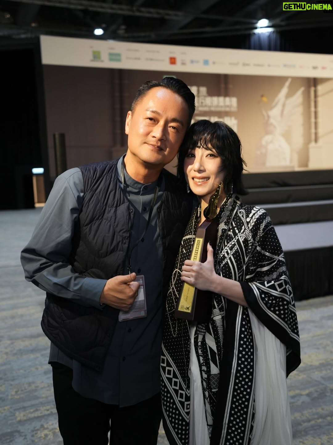 Vincy Chan - 3.6K Likes - 20年緊守同一個崗位其實真係好難
我都有質疑自己的時候
自己仲可以？
感恩遇見「無糖可樂」令我有機會再上叱咤台
有時簡簡單單可能都係一種力量
多謝商台以及各位DJ喜歡無糖可樂
Thx小塵埃 @lilasheshk 第一次作曲俾我就交左咁好嘅旋律俾我。也多謝撮合this collab的蝦餃燒賣團友。事緣我地第一次見面傾哩隻歌係去左飲茶。虽然情景唔係好浪漫 but 很簡單和真實。
好多謝 Wyman @concertyy 2025年好用心聽咗我好多好長嘅WhatsApp🫢幫我寫咗三封信還有好多的鼓勵和細心的溝通和關心❤️ 多謝你的「無糖可樂」令我有機會可以再上到叱咤台！🫶🏻
仲有第一次合作嘅監製阿道 @sotoc ！雖然第一次合作但係你嘅用心令我好安心同埋欣賞💕。仲有交咩俾佢都搏到盡嘅黐線MV導演 @shengwong_ 🤍
仲有成日俾我煩住但好用心盡責嘅A&R 子通 @ctwcym 🤭🫶🏻

我知台上一定講唔晒，我一定有漏咗想多謝嘅人。同咗自己講如果有機會上台唔好喊啦。忍唔住都係失手喊咗🫠多謝20年不停給我給我機會嘗試嘅公司，楊博士 ，Mani ，Carol Raymond ❤️。仲有Mary Crystal 小強 and promotion team ! 多謝令我工作好安心的AM team Wah Yan Henry Popo❤️ 
仲有泰 and team 🫶🏻 and 好幫手嘅剪片同事們💕

太長la，講住咁多先
平時比較少影相俾我
今年突然影咗好多相 （tag唔晒🫶🏻）
哩20年都令我改變左好多
唔好再質疑自己啦
中女係正ga🤣🤣🤣🤣