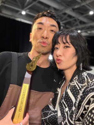 Vincy Chan Instagram - 20年緊守同一個崗位其實真係好難
我都有質疑自己的時候
自己仲可以？
感恩遇見「無糖可樂」令我有機會再上叱咤台
有時簡簡單單可能都係一種力量
多謝商台以及各位DJ喜歡無糖可樂
Thx小塵埃 @lilasheshk 第一次作曲俾我就交左咁好嘅旋律俾我。也多謝撮合this collab的蝦餃燒賣團友。事緣我地第一次見面傾哩隻歌係去左飲茶。虽然情景唔係好浪漫 but 很簡單和真實。
好多謝 Wyman @concertyy 2025年好用心聽咗我好多好長嘅WhatsApp🫢幫我寫咗三封信還有好多的鼓勵和細心的溝通和關心❤️ 多謝你的「無糖可樂」令我有機會可以再上到叱咤台！🫶🏻
仲有第一次合作嘅監製阿道 @sotoc ！雖然第一次合作但係你嘅用心令我好安心同埋欣賞💕。仲有交咩俾佢都搏到盡嘅黐線MV導演 @shengwong_ 🤍
仲有成日俾我煩住但好用心盡責嘅A&R 子通 @ctwcym 🤭🫶🏻

我知台上一定講唔晒，我一定有漏咗想多謝嘅人。同咗自己講如果有機會上台唔好喊啦。忍唔住都係失手喊咗🫠多謝20年不停給我給我機會嘗試嘅公司，楊博士 ，Mani ，Carol Raymond ❤️。仲有Mary Crystal 小強 and promotion team ! 多謝令我工作好安心的AM team Wah Yan Henry Popo❤️ 
仲有泰 and team 🫶🏻 and 好幫手嘅剪片同事們💕

太長la，講住咁多先
平時比較少影相俾我
今年突然影咗好多相 （tag唔晒🫶🏻）
哩20年都令我改變左好多
唔好再質疑自己啦
中女係正ga🤣🤣🤣🤣