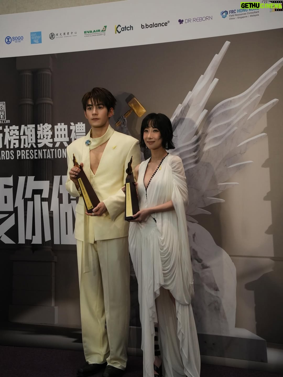 Vincy Chan - 3.6K Likes - 20年緊守同一個崗位其實真係好難
我都有質疑自己的時候
自己仲可以？
感恩遇見「無糖可樂」令我有機會再上叱咤台
有時簡簡單單可能都係一種力量
多謝商台以及各位DJ喜歡無糖可樂
Thx小塵埃 @lilasheshk 第一次作曲俾我就交左咁好嘅旋律俾我。也多謝撮合this collab的蝦餃燒賣團友。事緣我地第一次見面傾哩隻歌係去左飲茶。虽然情景唔係好浪漫 but 很簡單和真實。
好多謝 Wyman @concertyy 2025年好用心聽咗我好多好長嘅WhatsApp🫢幫我寫咗三封信還有好多的鼓勵和細心的溝通和關心❤️ 多謝你的「無糖可樂」令我有機會可以再上到叱咤台！🫶🏻
仲有第一次合作嘅監製阿道 @sotoc ！雖然第一次合作但係你嘅用心令我好安心同埋欣賞💕。仲有交咩俾佢都搏到盡嘅黐線MV導演 @shengwong_ 🤍
仲有成日俾我煩住但好用心盡責嘅A&R 子通 @ctwcym 🤭🫶🏻

我知台上一定講唔晒，我一定有漏咗想多謝嘅人。同咗自己講如果有機會上台唔好喊啦。忍唔住都係失手喊咗🫠多謝20年不停給我給我機會嘗試嘅公司，楊博士 ，Mani ，Carol Raymond ❤️。仲有Mary Crystal 小強 and promotion team ! 多謝令我工作好安心的AM team Wah Yan Henry Popo❤️ 
仲有泰 and team 🫶🏻 and 好幫手嘅剪片同事們💕

太長la，講住咁多先
平時比較少影相俾我
今年突然影咗好多相 （tag唔晒🫶🏻）
哩20年都令我改變左好多
唔好再質疑自己啦
中女係正ga🤣🤣🤣🤣