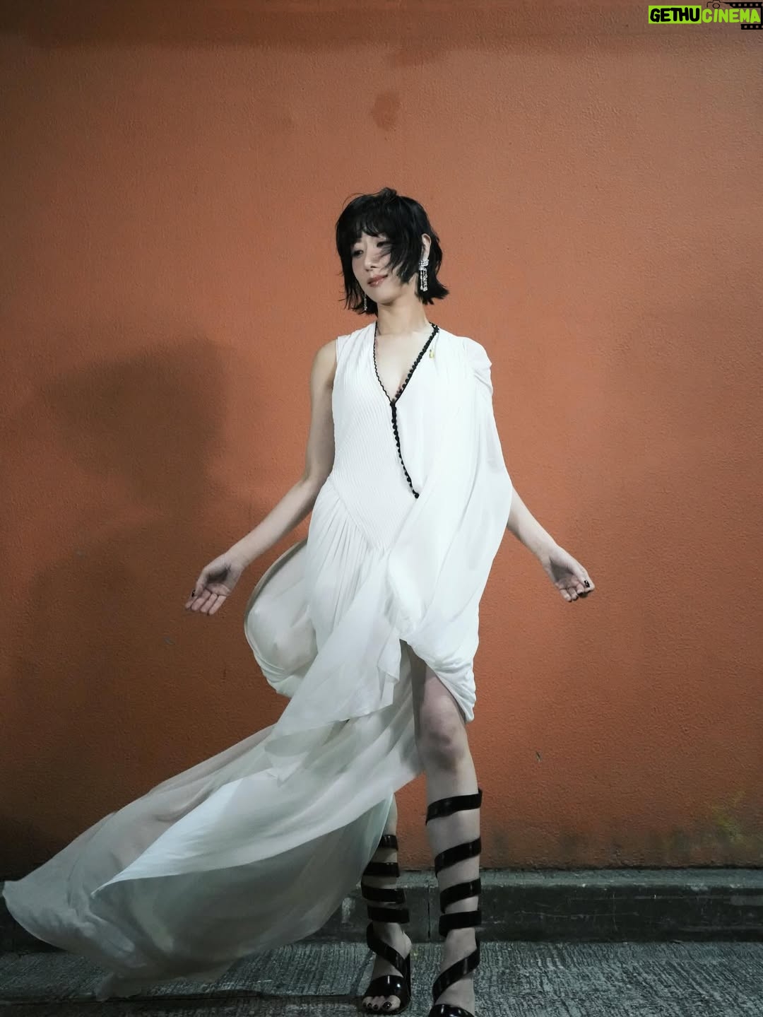 Vincy Chan - 1.4K Likes - Thanks styling team 😘
同事們見到哩套衫都有d 擔心。
落左台立刻幫我重新黐膠紙🫶🏻
其實我里面已着左件泳衣😜
所以好安全的😏

Hair @myos_zivyeung 
Make up @melodychiumakeup 
Styling @junewan @_________________________.jpg 
Outfits & accessories  @christopher_esber @swarovski