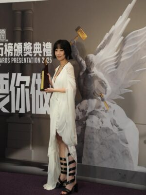 Vincy Chan Instagram - 20年緊守同一個崗位其實真係好難
我都有質疑自己的時候
自己仲可以？
感恩遇見「無糖可樂」令我有機會再上叱咤台
有時簡簡單單可能都係一種力量
多謝商台以及各位DJ喜歡無糖可樂
Thx小塵埃 @lilasheshk 第一次作曲俾我就交左咁好嘅旋律俾我。也多謝撮合this collab的蝦餃燒賣團友。事緣我地第一次見面傾哩隻歌係去左飲茶。虽然情景唔係好浪漫 but 很簡單和真實。
好多謝 Wyman @concertyy 2025年好用心聽咗我好多好長嘅WhatsApp🫢幫我寫咗三封信還有好多的鼓勵和細心的溝通和關心❤️ 多謝你的「無糖可樂」令我有機會可以再上到叱咤台！🫶🏻
仲有第一次合作嘅監製阿道 @sotoc ！雖然第一次合作但係你嘅用心令我好安心同埋欣賞💕。仲有交咩俾佢都搏到盡嘅黐線MV導演 @shengwong_ 🤍
仲有成日俾我煩住但好用心盡責嘅A&R 子通 @ctwcym 🤭🫶🏻

我知台上一定講唔晒，我一定有漏咗想多謝嘅人。同咗自己講如果有機會上台唔好喊啦。忍唔住都係失手喊咗🫠多謝20年不停給我給我機會嘗試嘅公司，楊博士 ，Mani ，Carol Raymond ❤️。仲有Mary Crystal 小強 and promotion team ! 多謝令我工作好安心的AM team Wah Yan Henry Popo❤️ 
仲有泰 and team 🫶🏻 and 好幫手嘅剪片同事們💕

太長la，講住咁多先
平時比較少影相俾我
今年突然影咗好多相 （tag唔晒🫶🏻）
哩20年都令我改變左好多
唔好再質疑自己啦
中女係正ga🤣🤣🤣🤣