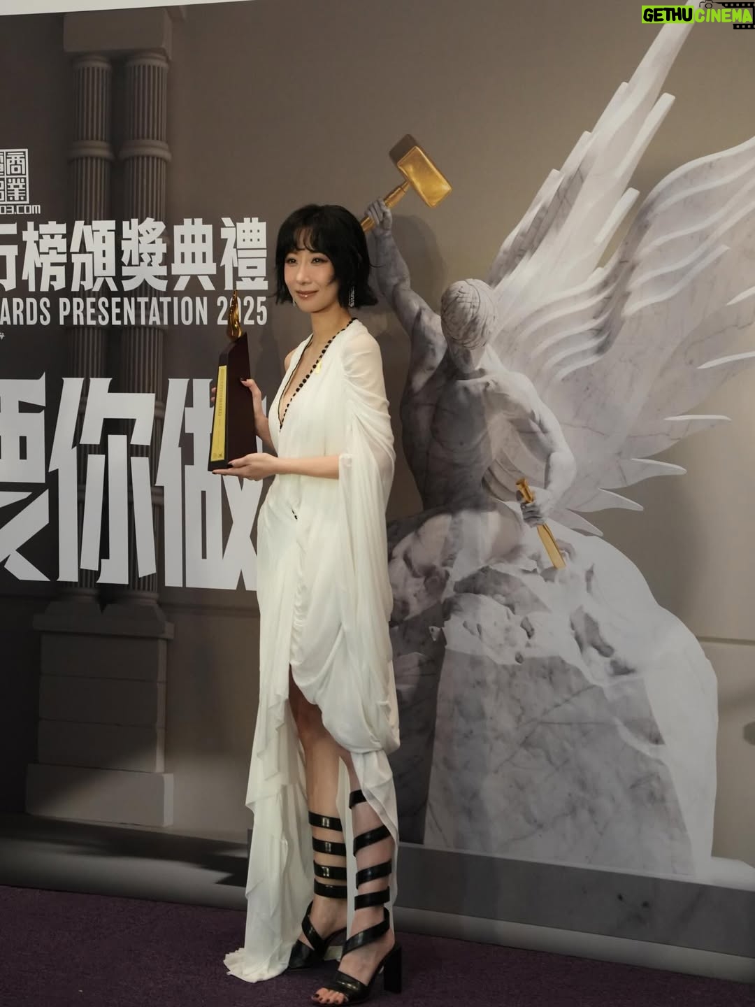 Vincy Chan - 3.6K Likes - 20年緊守同一個崗位其實真係好難
我都有質疑自己的時候
自己仲可以？
感恩遇見「無糖可樂」令我有機會再上叱咤台
有時簡簡單單可能都係一種力量
多謝商台以及各位DJ喜歡無糖可樂
Thx小塵埃 @lilasheshk 第一次作曲俾我就交左咁好嘅旋律俾我。也多謝撮合this collab的蝦餃燒賣團友。事緣我地第一次見面傾哩隻歌係去左飲茶。虽然情景唔係好浪漫 but 很簡單和真實。
好多謝 Wyman @concertyy 2025年好用心聽咗我好多好長嘅WhatsApp🫢幫我寫咗三封信還有好多的鼓勵和細心的溝通和關心❤️ 多謝你的「無糖可樂」令我有機會可以再上到叱咤台！🫶🏻
仲有第一次合作嘅監製阿道 @sotoc ！雖然第一次合作但係你嘅用心令我好安心同埋欣賞💕。仲有交咩俾佢都搏到盡嘅黐線MV導演 @shengwong_ 🤍
仲有成日俾我煩住但好用心盡責嘅A&R 子通 @ctwcym 🤭🫶🏻

我知台上一定講唔晒，我一定有漏咗想多謝嘅人。同咗自己講如果有機會上台唔好喊啦。忍唔住都係失手喊咗🫠多謝20年不停給我給我機會嘗試嘅公司，楊博士 ，Mani ，Carol Raymond ❤️。仲有Mary Crystal 小強 and promotion team ! 多謝令我工作好安心的AM team Wah Yan Henry Popo❤️ 
仲有泰 and team 🫶🏻 and 好幫手嘅剪片同事們💕

太長la，講住咁多先
平時比較少影相俾我
今年突然影咗好多相 （tag唔晒🫶🏻）
哩20年都令我改變左好多
唔好再質疑自己啦
中女係正ga🤣🤣🤣🤣